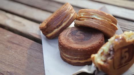 Traditioneller-Haitang-Kuchen,-Frisch-Am-Tisch-Gebacken