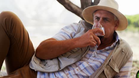 hombre con un vaso de vino en la cabaña 4k