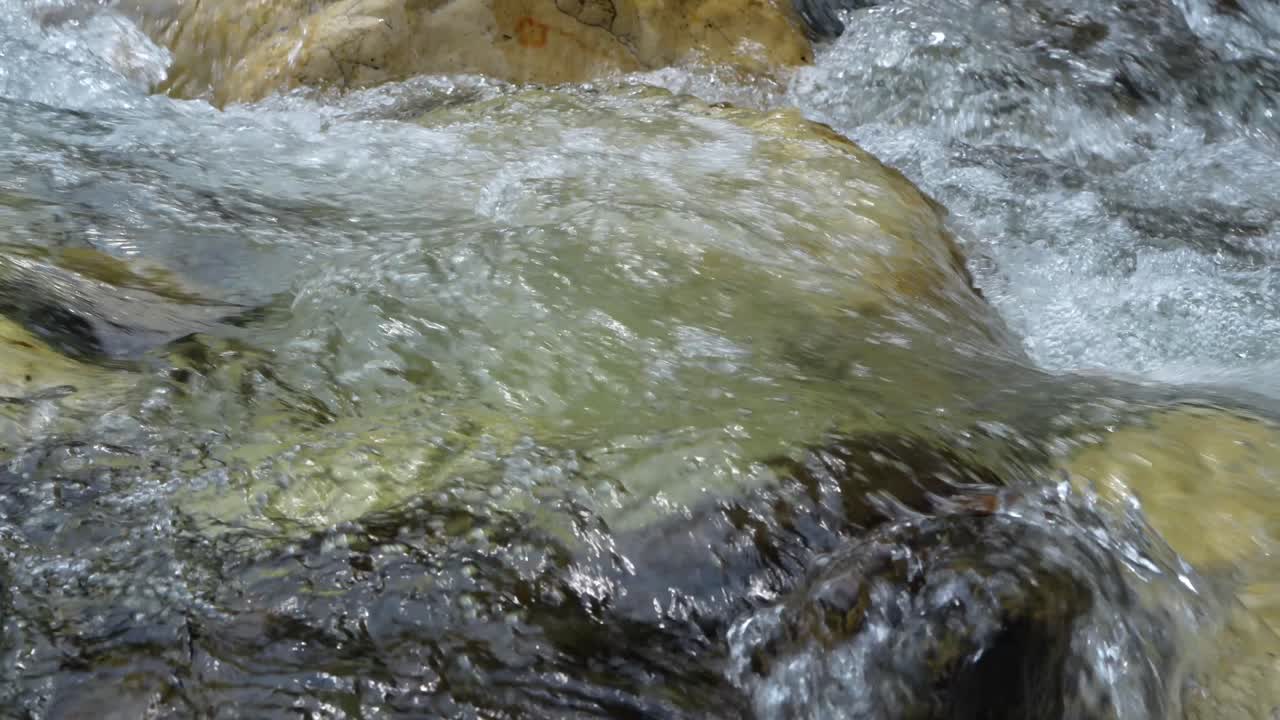 L'acqua scorre attraverso un fiume montano torrenziale