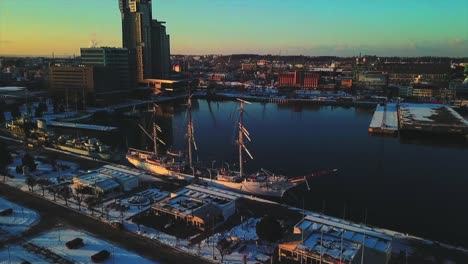 Drone-Volando-Alrededor-Del-Barco-Al-Atardecer