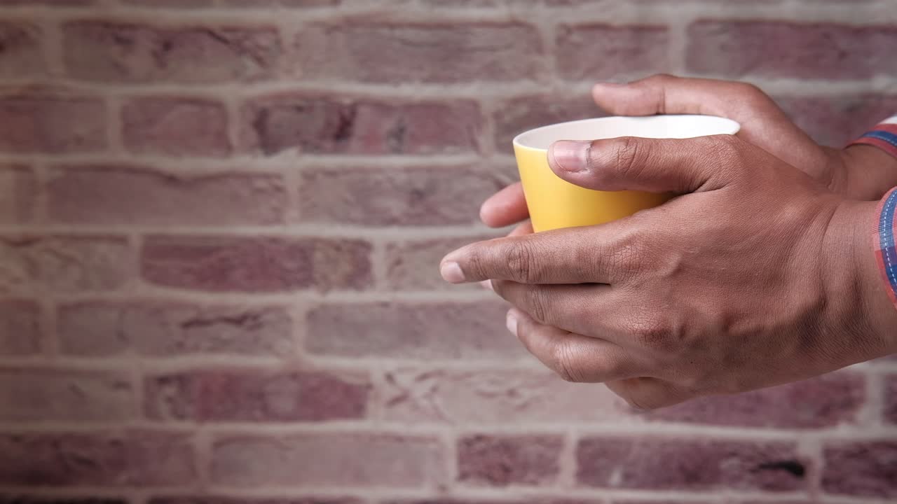 손 으로 컵 을 들고 - 도움 을 간청 하는 것