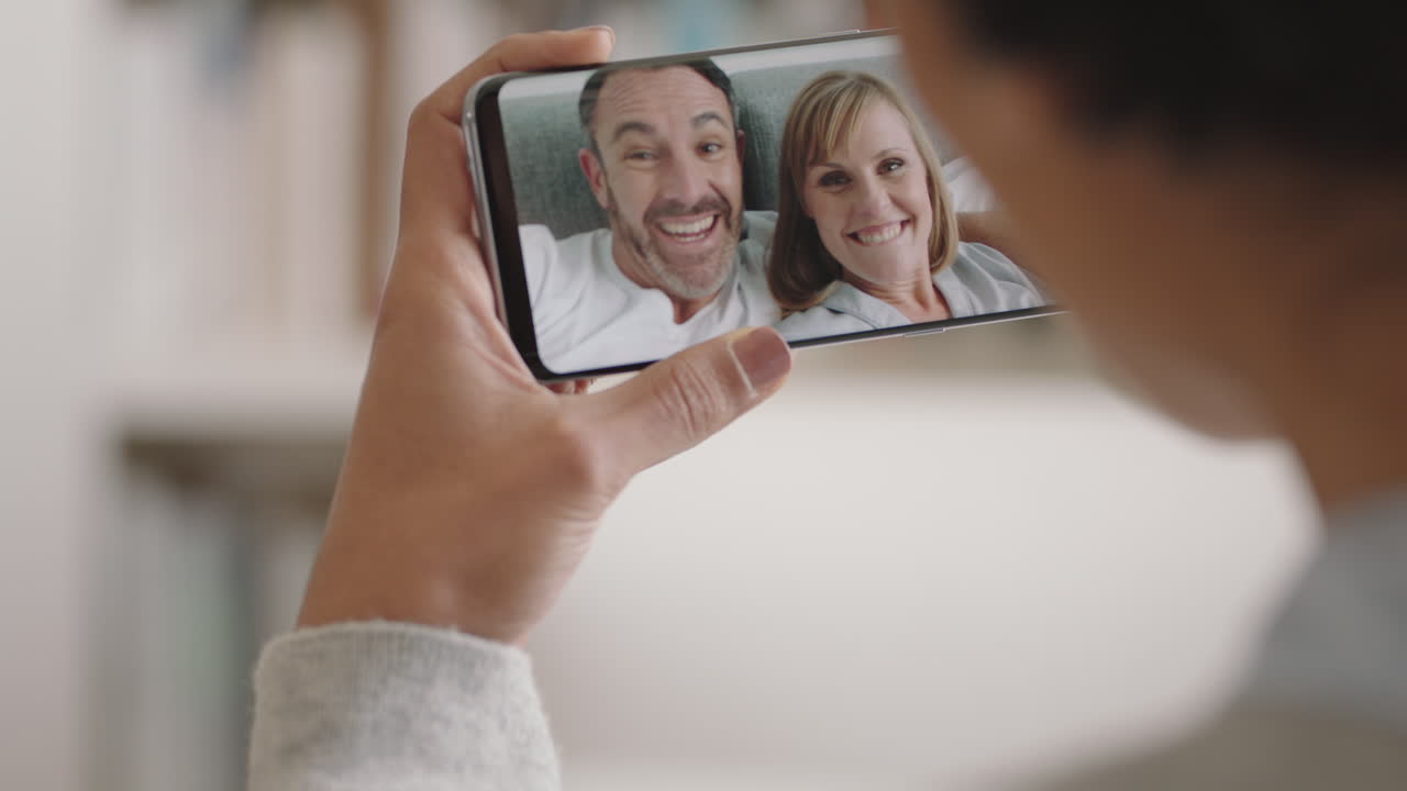 mujer joven chateando en video usando un teléfono inteligente pareja feliz mostrando anillo de bodas compartiendo compromiso disfrutando celebrando la relación en la conexión de teléfono móvil imágenes 4k