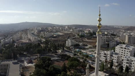 el minarete de la torre de la mezquita dorada en beit hanina, jerusalén, aéreo
