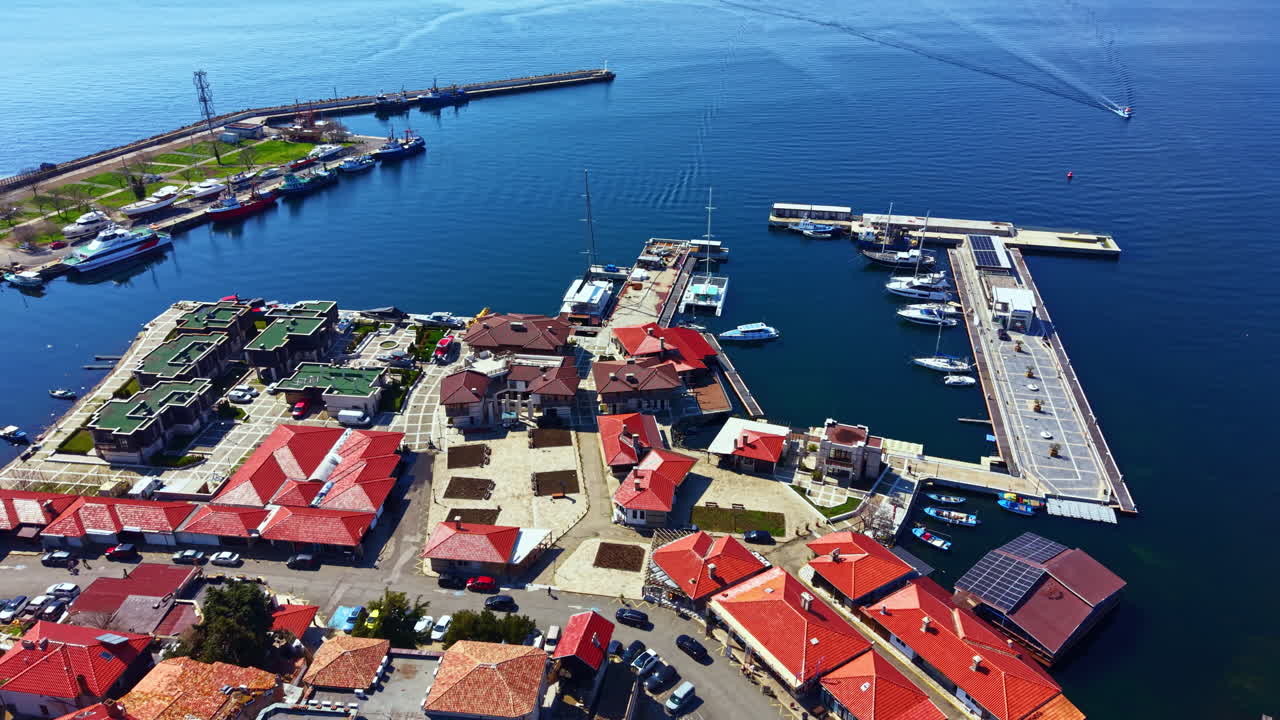 Utforska den rika historien och arkitekturen i Nesebars gamla stad nära Svarta havet i Bulgarien under en solig dag.