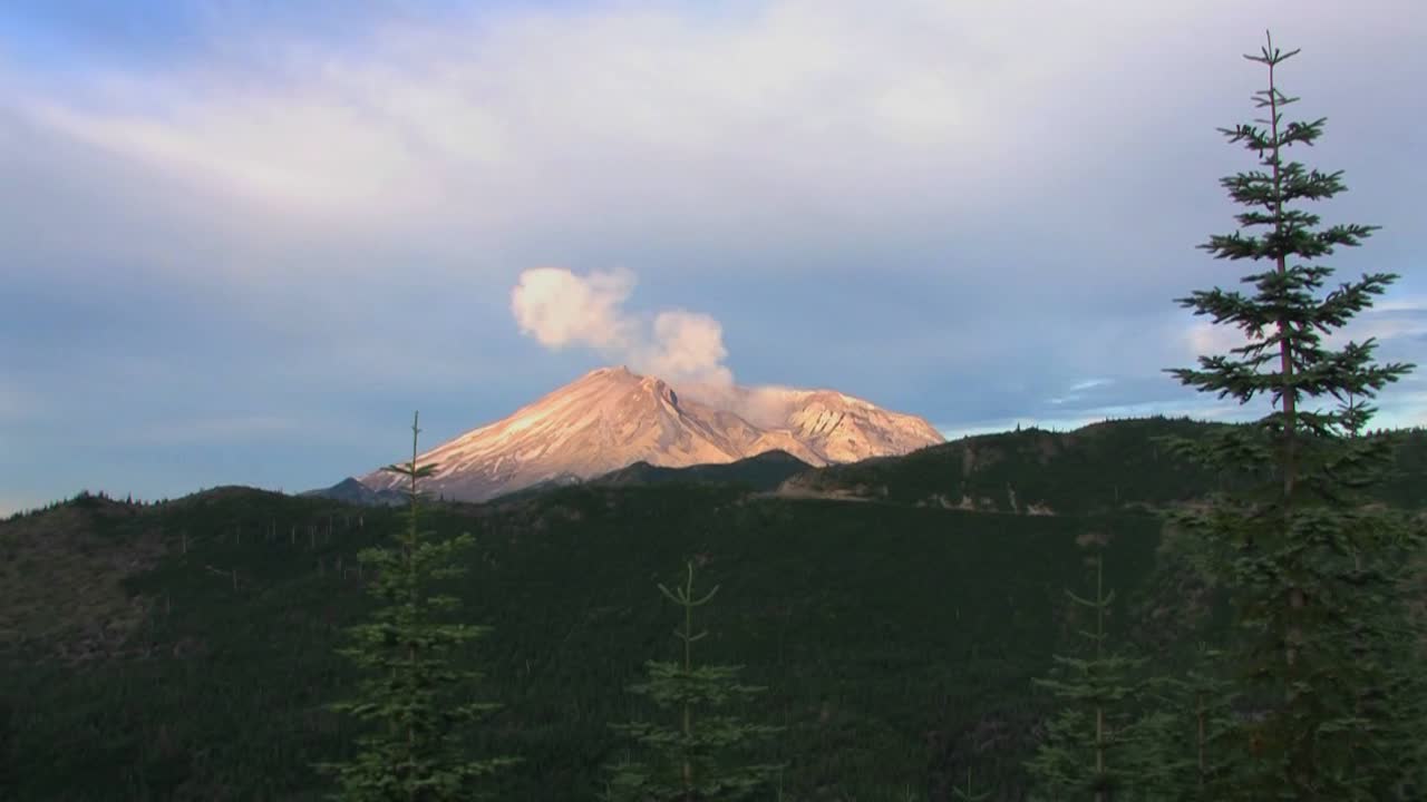 국립공원의 숲이 우거진 언덕 위의 세인트 헬렌 산 연기의 붕괴된 칼데라