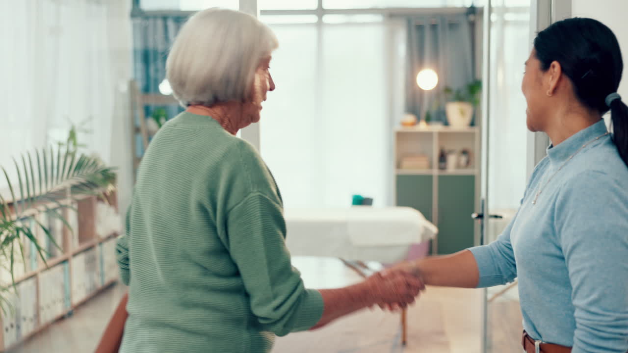 mujer feliz, fisioterapeuta