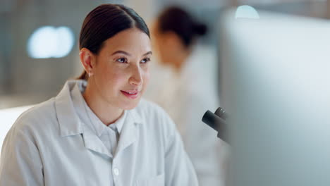 computadora, mujer o científica leyendo en el laboratorio