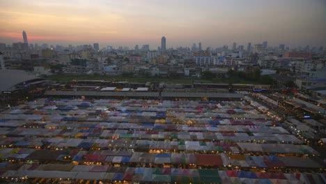 Blick-Auf-Den-Ratchada-Markt-Und-Die-Skyline-01