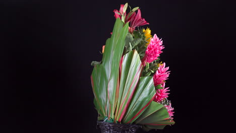 arreglo floral de verano tropical hawaiano girando en fondo negro