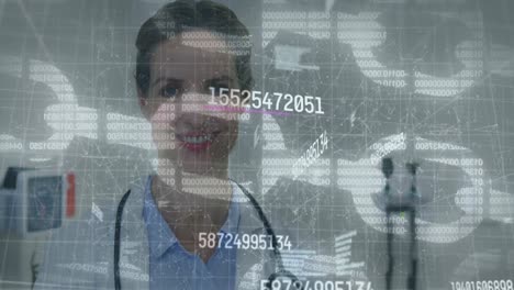 animación del procesamiento de datos financieros y red de conexiones a través de la doctora caucásica.