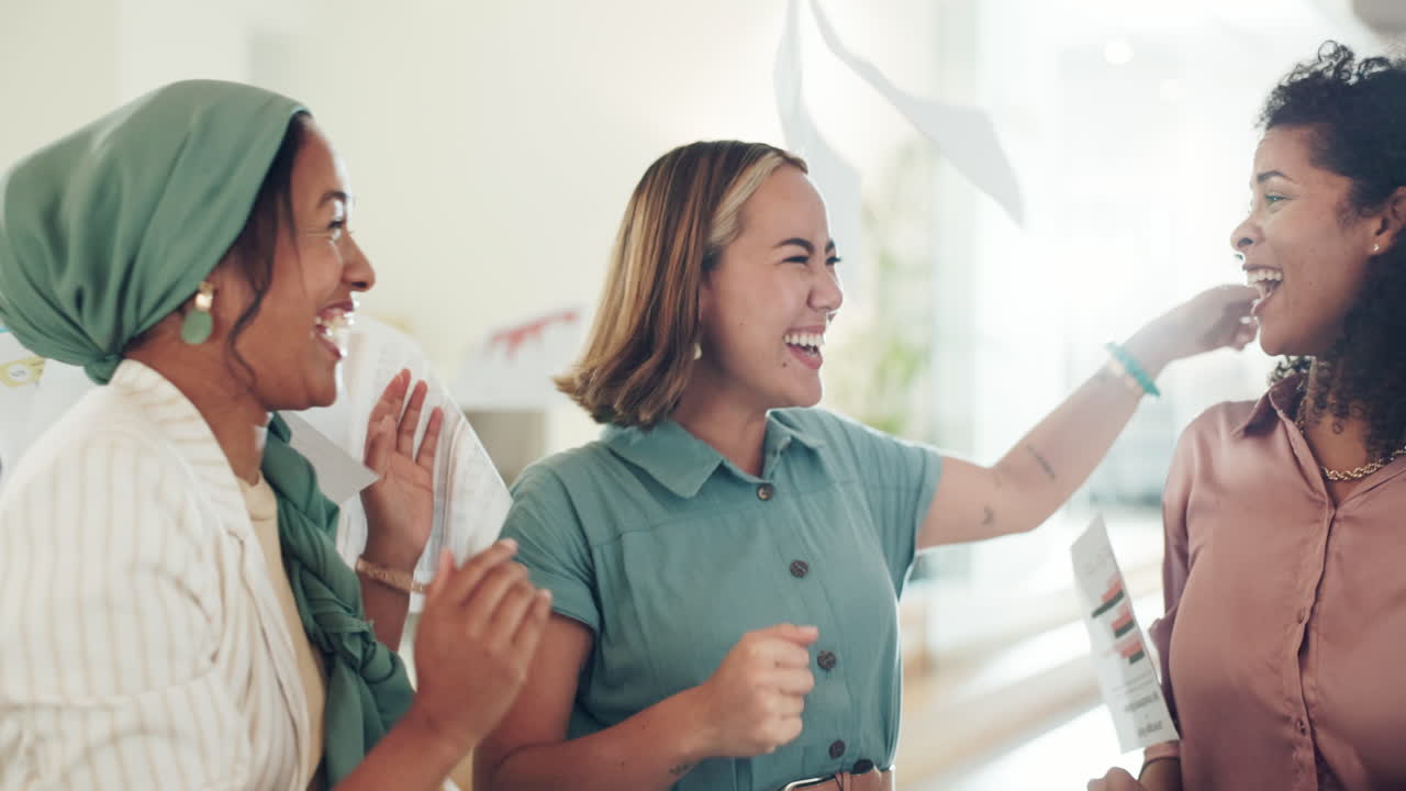 비즈니스 팀워크, 포옹 또는 종이 던지기