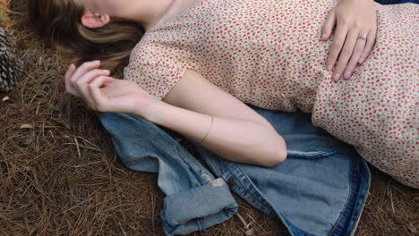 Un-Joven-Sosteniendo-La-Mano-De-Su-Novia-Mostrando-Afecto-Una-Romántica-Pareja-De-Adolescentes-Tumbada-En-El-Suelo-En-El-Bosque