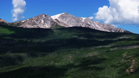 콜로라도 주 올드 마운트 스노우마스 리조트 (old mount snowmass resort, colorado) 는 아스펜의 야생을 공중에서 볼 수 있는 드론 전망입니다. 여름, 6월, 7월, 바위산, 산꼭대기, 농경지, 풍경, 빛, 푸른 하늘, 수도, 국립 숲의 꼭대기.
