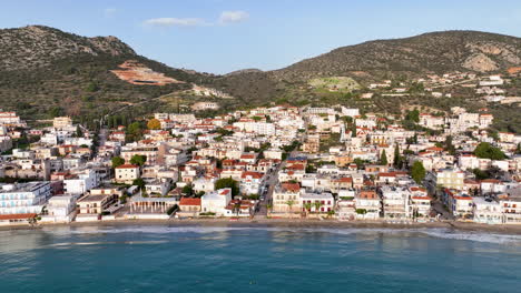imágenes aéreas alrededor de la playa del pueblo de tolo en el peloponeso, grecia