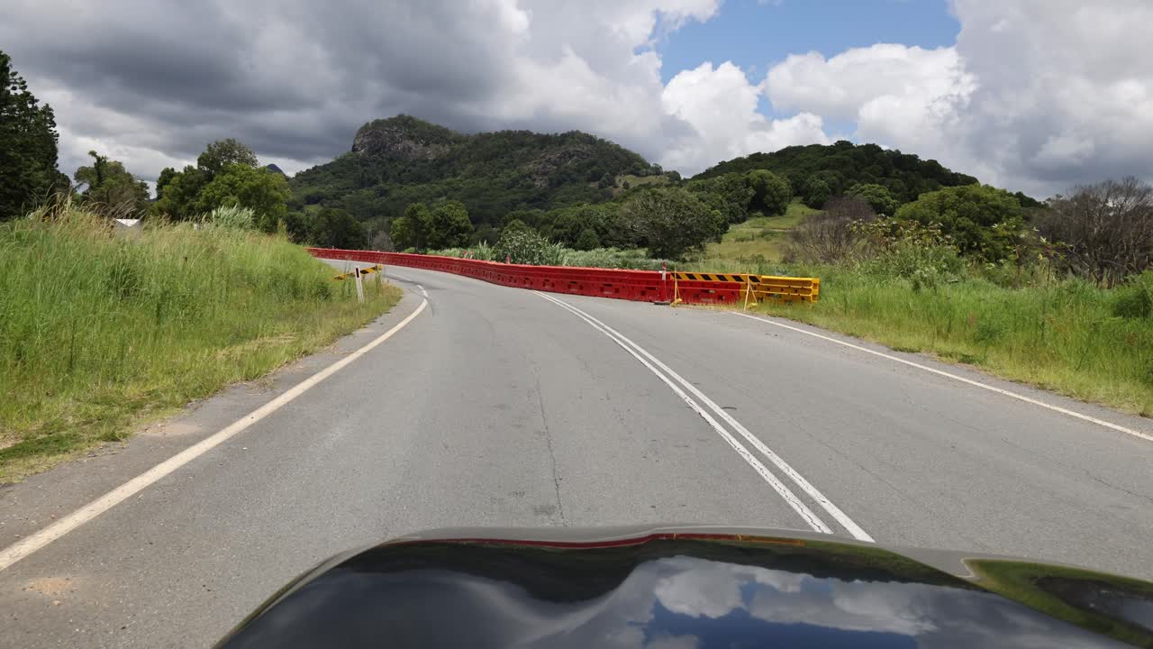도로 공사 지역을 항해하는 차량의 진행