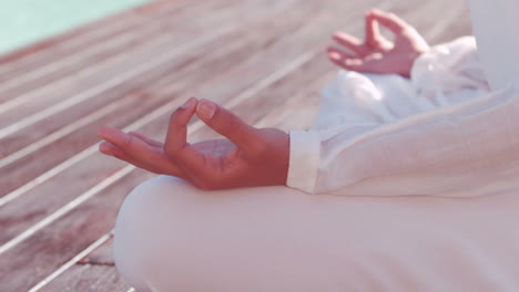 Mujer-Tranquila-Haciendo-Yoga-Junto-A-La-Piscina.