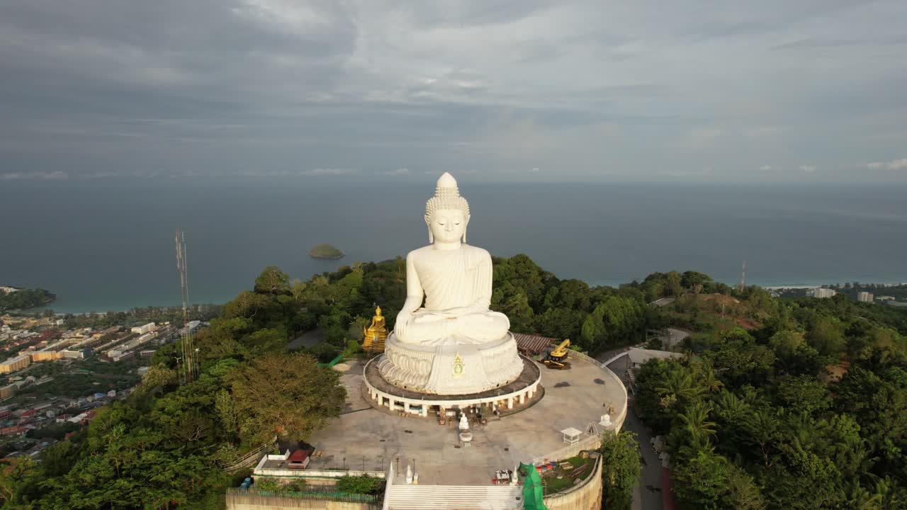 большой будда пхукет воздушный вид облачное утро таиланд