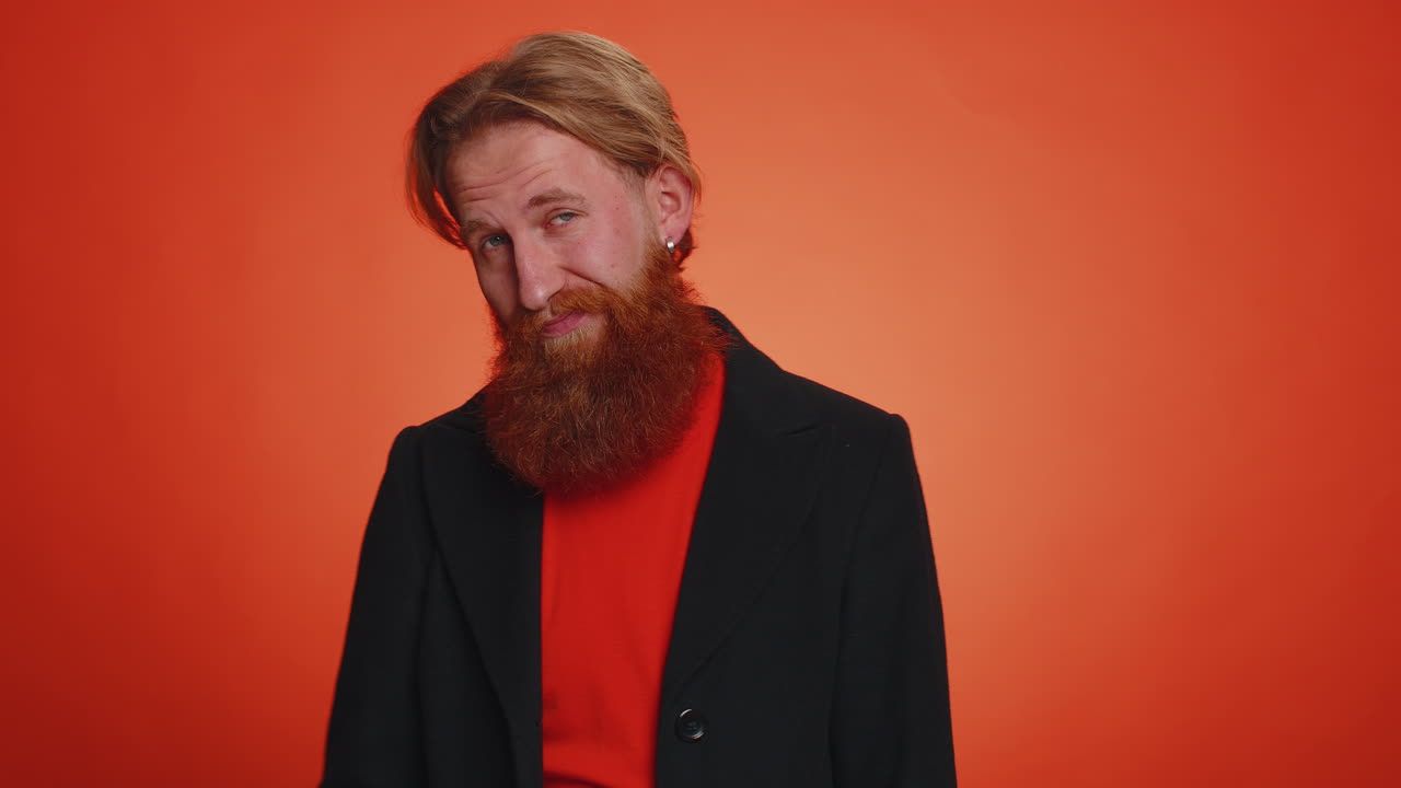 turista molesto hombre elegante haciendo rostro gesto de la palma, sintiéndose aburrido, decepcionado con el resultado, malas noticias