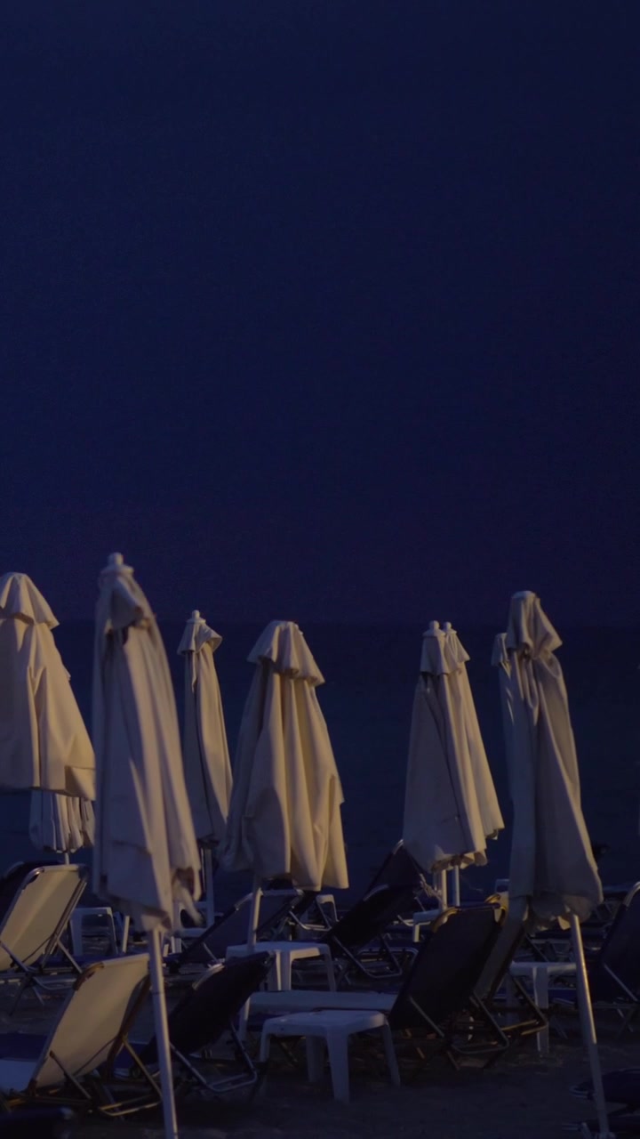 Un temporale sta arrivando sulla costa di notte