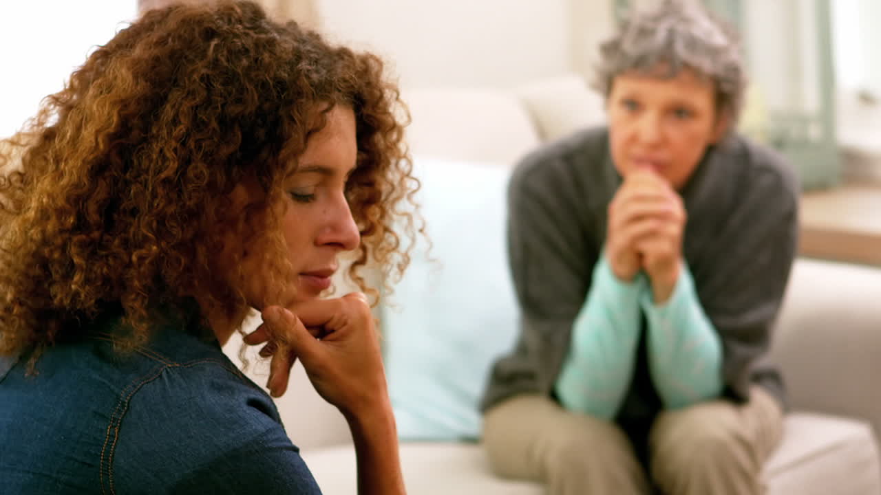 una mujer habla con su amiga triste.