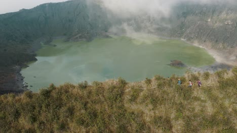 Paisaje-Accidentado-Con-Turistas-En-El-Volcán-Chichonal-En-Chiapas,-México---Toma-Aérea-De-Drones