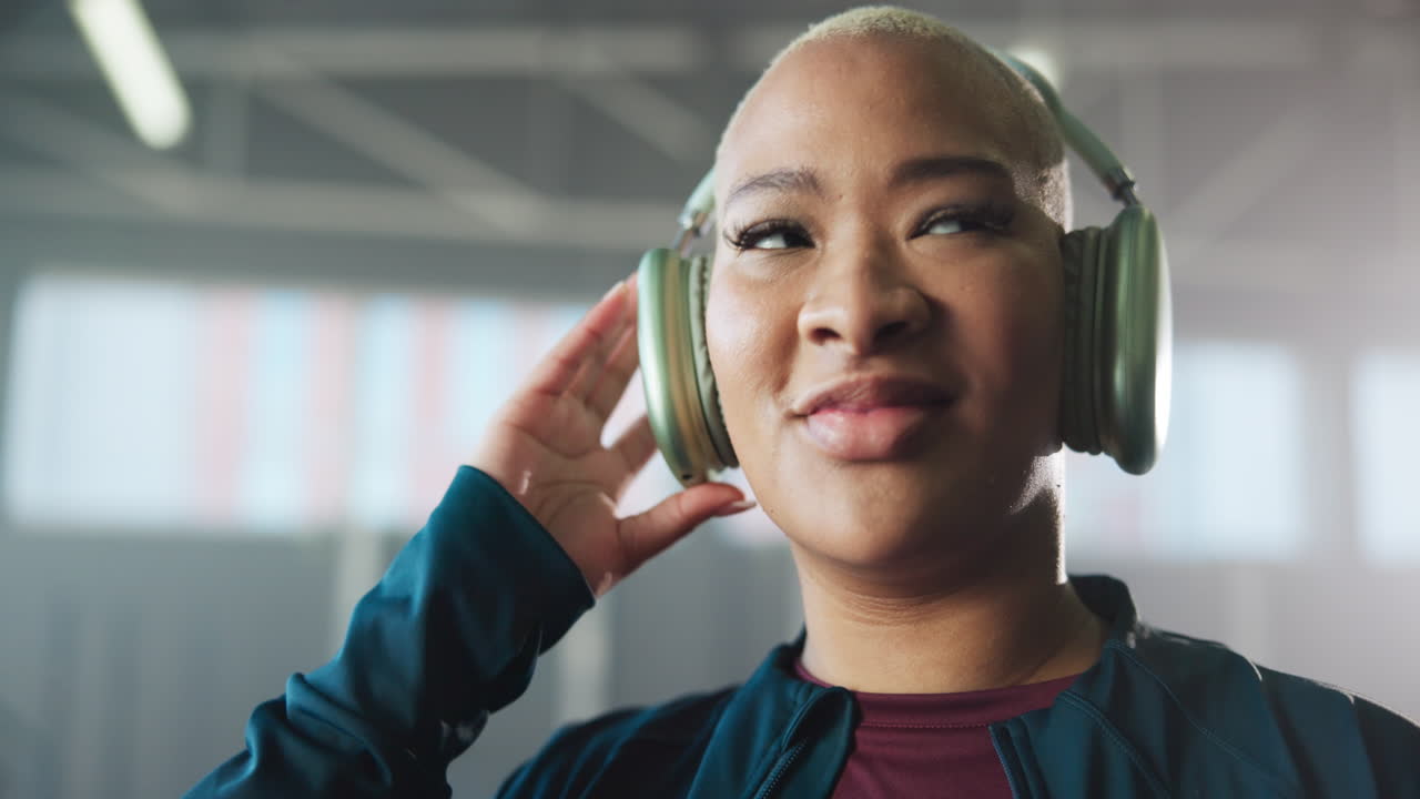 mujer escuchando música con auriculares