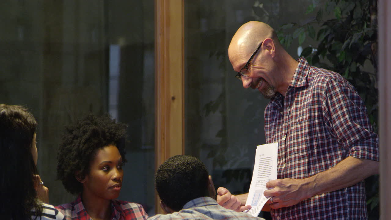 r3d에서 촬영 된 디자인 사무실에서 테이블을 둘러싼 늦은 밤 회의