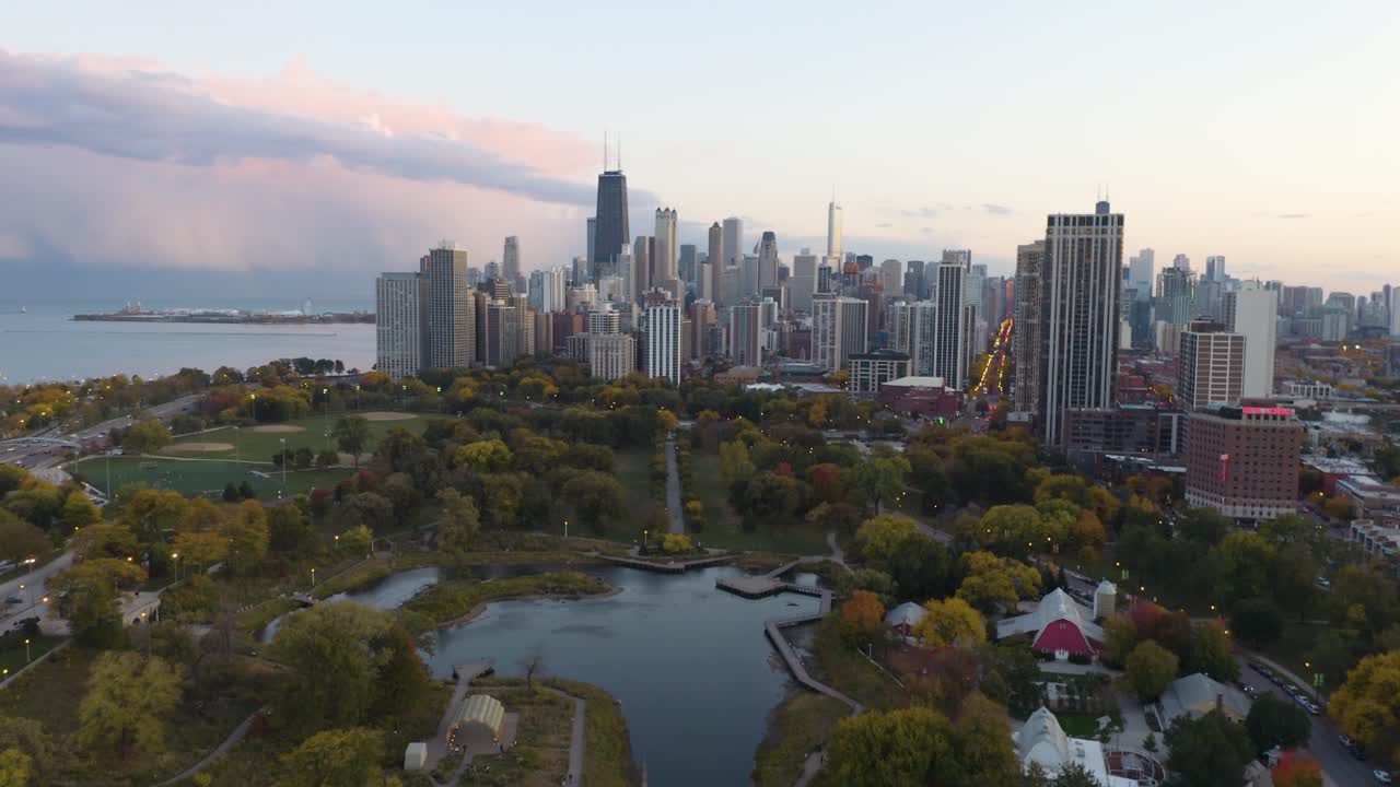 해질녘 가을의 시카고 도시 풍경의 공중 촬영