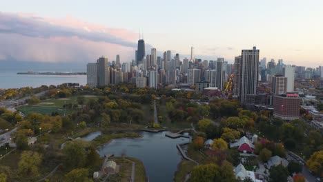 Toma-Aérea-Del-Paisaje-Urbano-De-Chicago-En-Otoño-Al-Atardecer