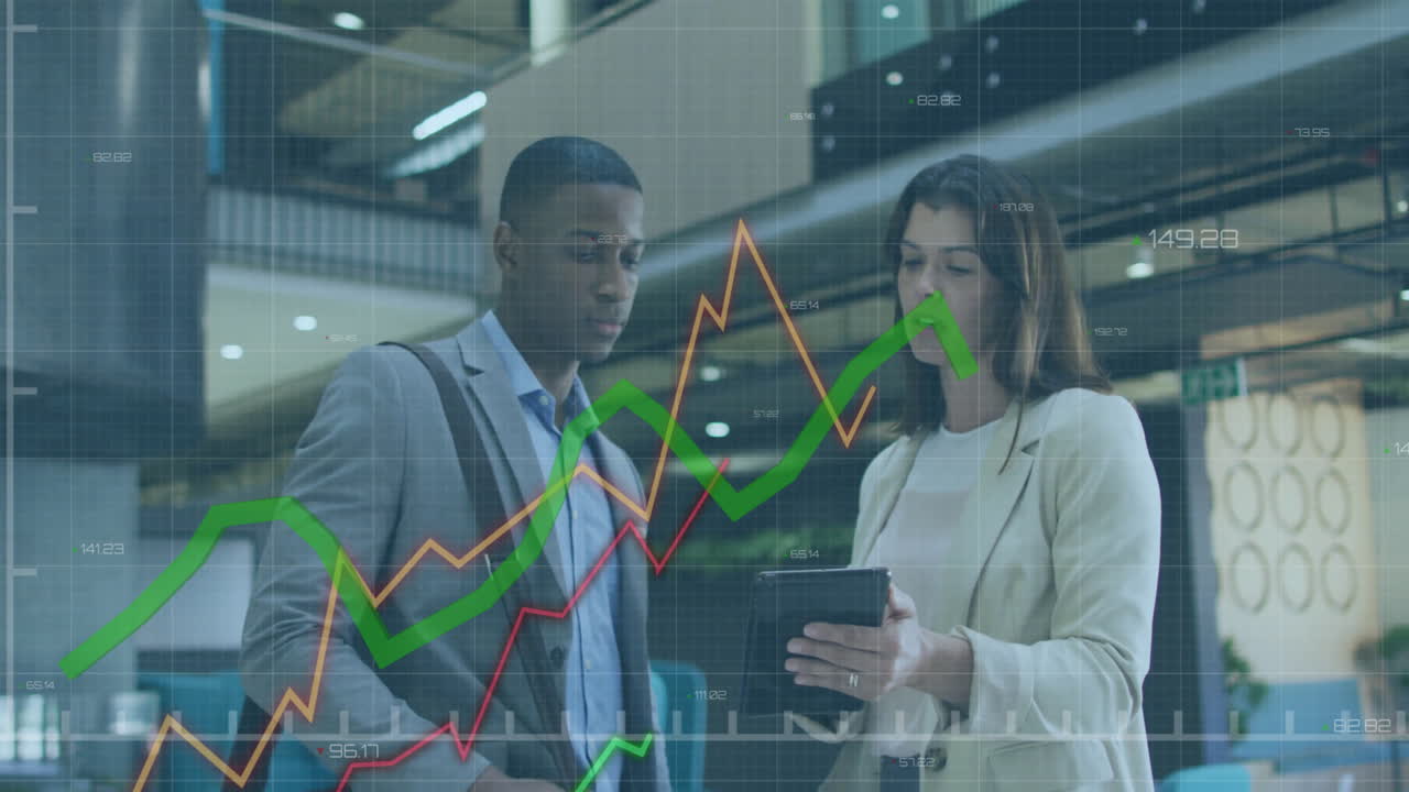 animación del procesamiento de datos financieros sobre diversas personas de negocios en la oficina