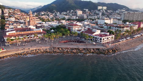 Drohnenvideo-Mit-Einem-Vorwärtsflug-Zu-Den-Bögen-Und-Dem-Freilufttheater-An-Der-Promenade-Von-Puerto-Vallarta,-Mit-Einer-Kamerabewegung,-Die-Sich-Allmählich-Absenkt,-Um-Am-Ende-Einen-Zenitblick-Auf-Die-Bögen-Zu-Bieten