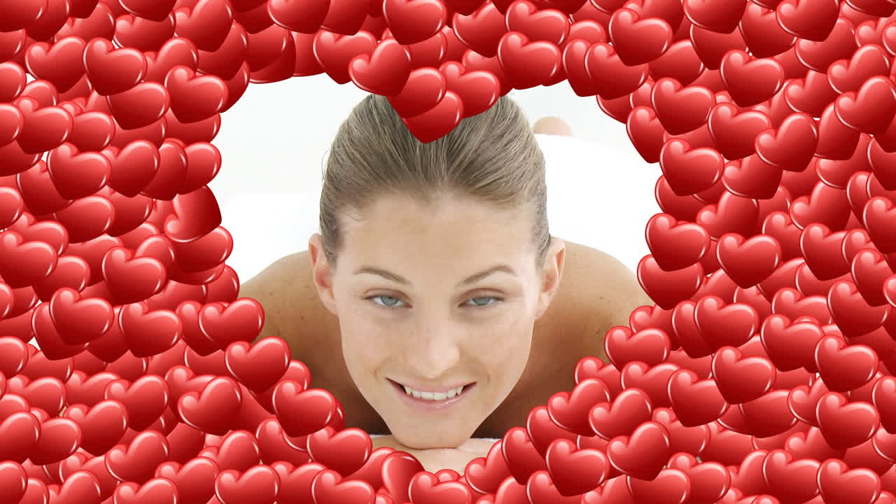 예쁜 여성이 카메라에 미소 짓고 있습니다.