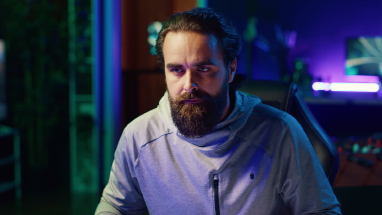 jugador profesional haciendo transmisión en vivo, presentando a los espectadores sus estrategias favoritas de esports