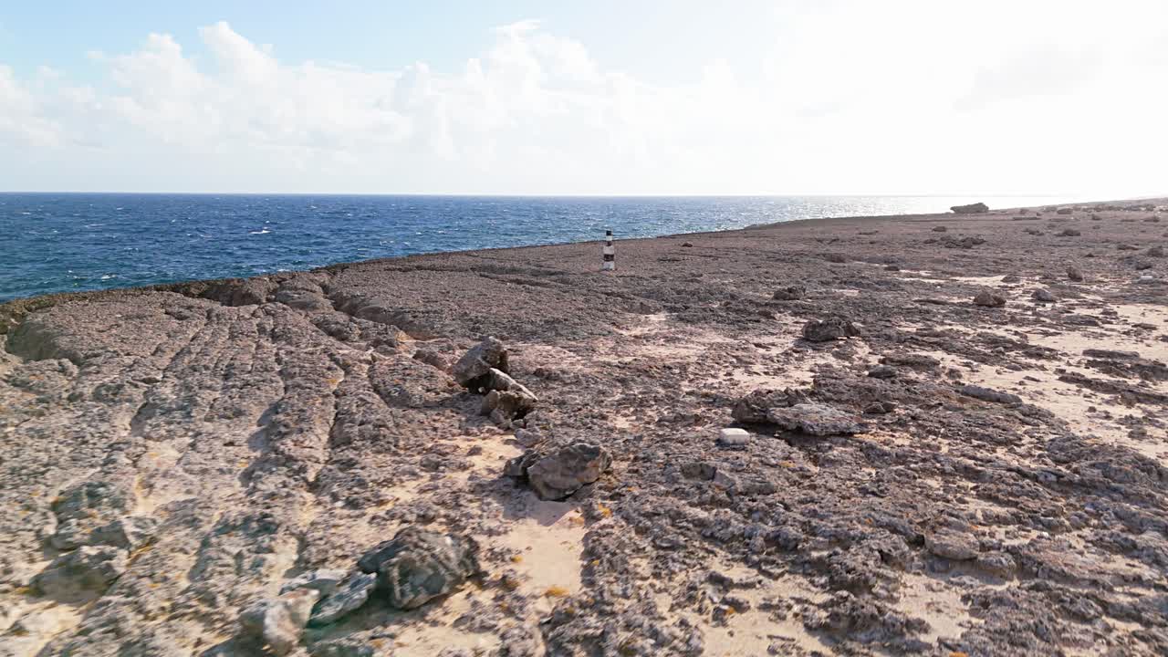 órbita aérea a lo largo de la arena en zarcillos rocosos del lado norte de curaçao
