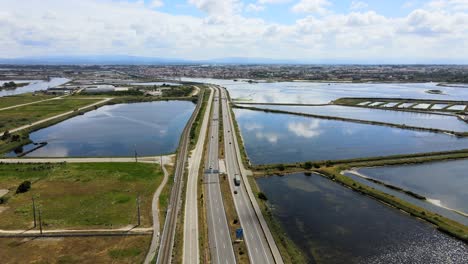 vista aérea de una carretera rodeada de agua