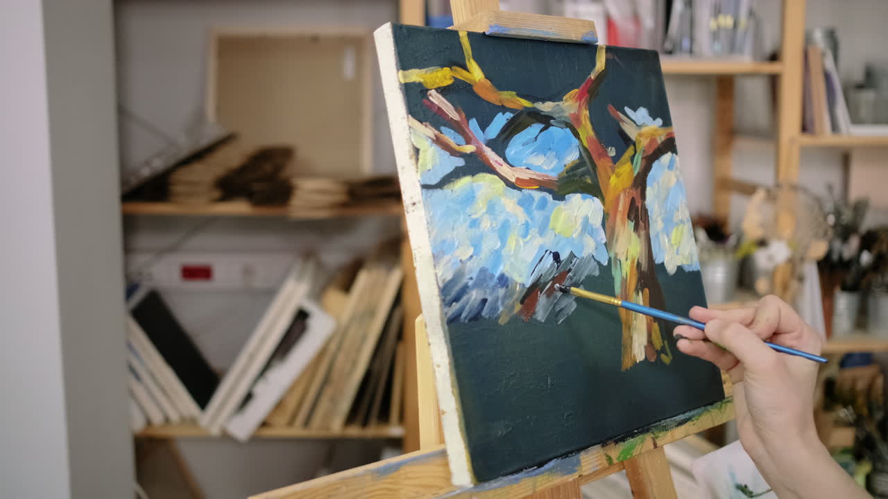 artista pintando un árbol en un estudio de arte