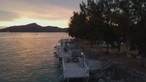 Blick-Auf-Den-Sonnenuntergang-Und-Bootsfahrten-In-Den-Gewässern,-Marina-Island,-Malaysia