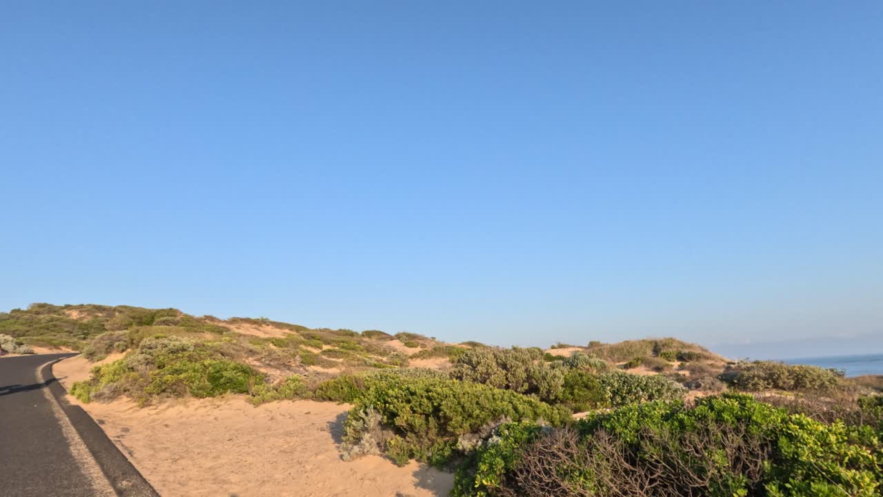 바다를 볼 수 있는 해안 경로를 따라 경치 좋은 산책