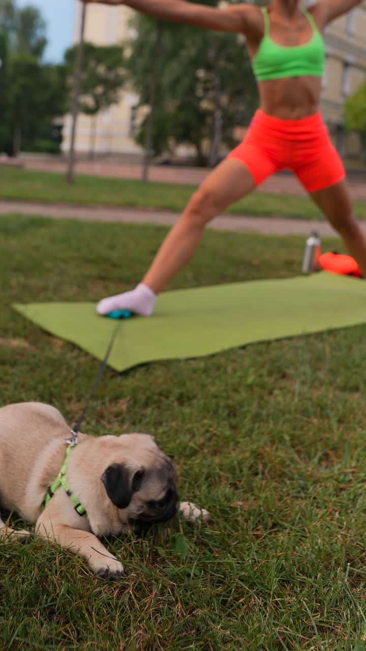 mujer practicando yoga al aire libre con su pug