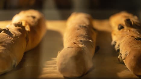 Hogazas-De-Pan-Casero-Horneado-En-El-Horno,-Hermosa-Baguette-Asada-Con-Corteza-Dorada