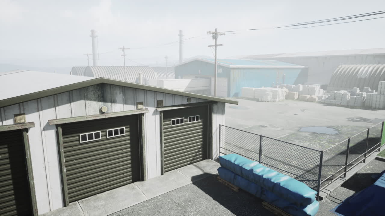 산업 창고 에서 안개 가 가득 한 날