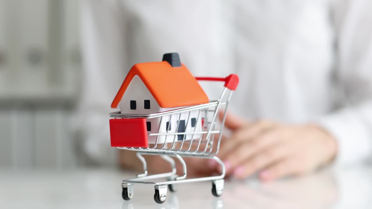 mujer con la mano empujando el carrito de comestibles con la casa de juguetes primer plano película 4k