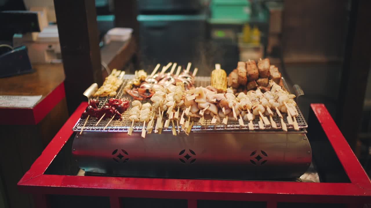 brochetas de kushiyaki a la parrilla en el mercado de pescado de kuroshio ichiba en wakayama, japón