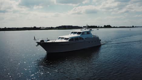 Luxuriöse-Weiße-Yacht,-Die-Auf-Dem-Wasser-Segelt,-Seitenansicht