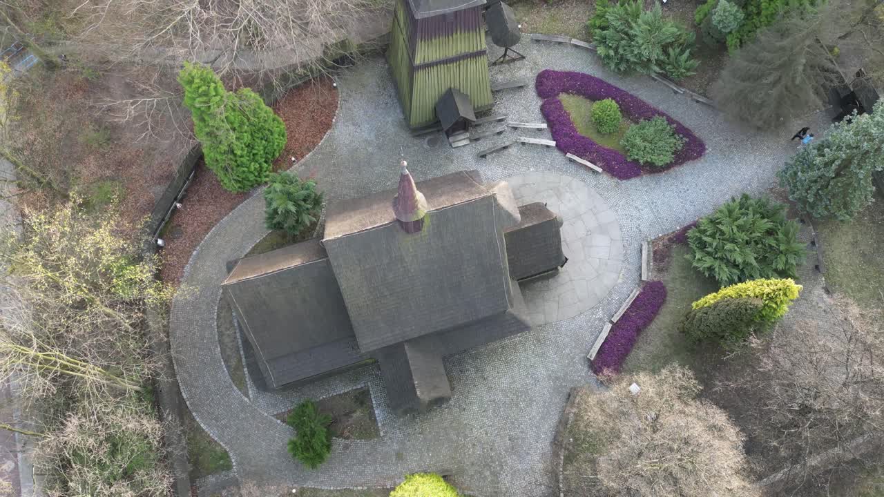 중세 시대의 오래된 역사적인 교회, 나무로 만든 공중 촬영 - 드론 4k