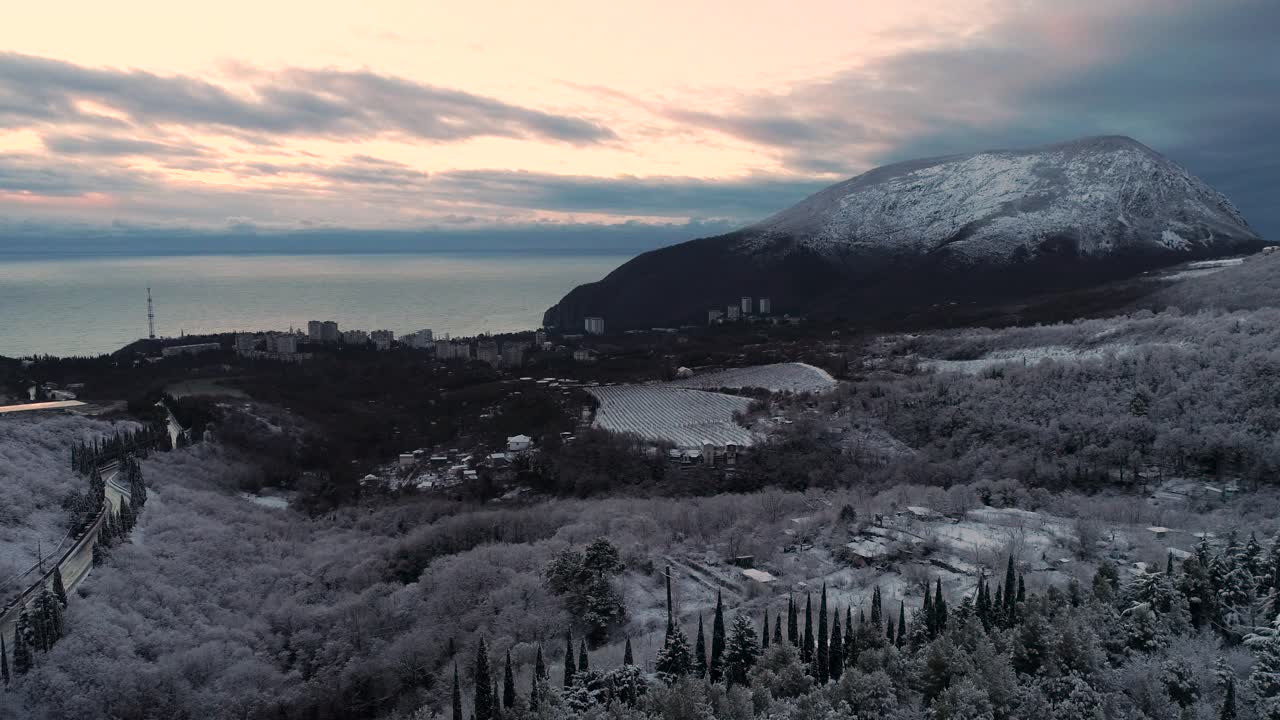 해가 지는 눈 인 산의 풍경