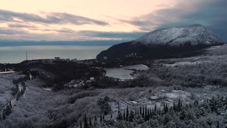 vista de las montañas nevadas al atardecer