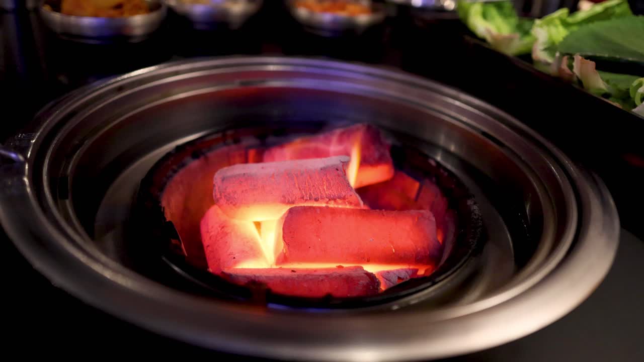 금속 컨테이너에서 나무 석탄을 태우는 것