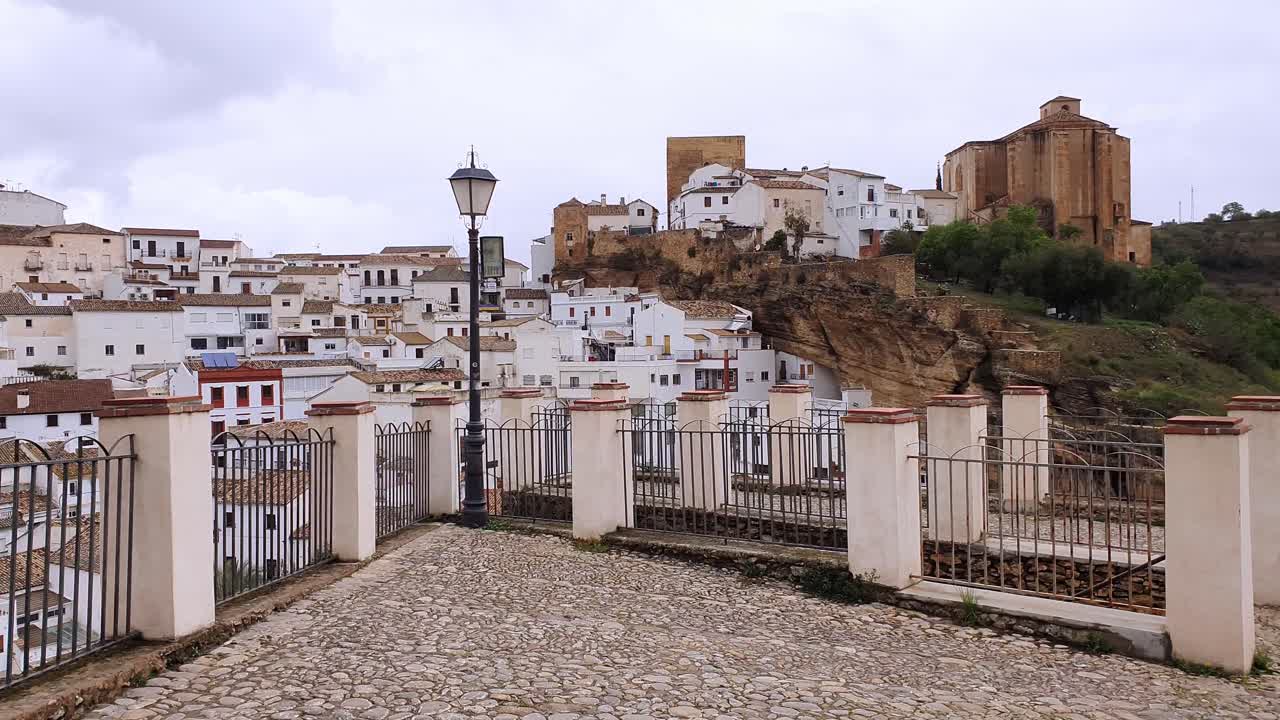 Il bellissimo villaggio di Setenil de las Bodegas e il suo castello, Provincia di Cadice, Andalusia, Spagna