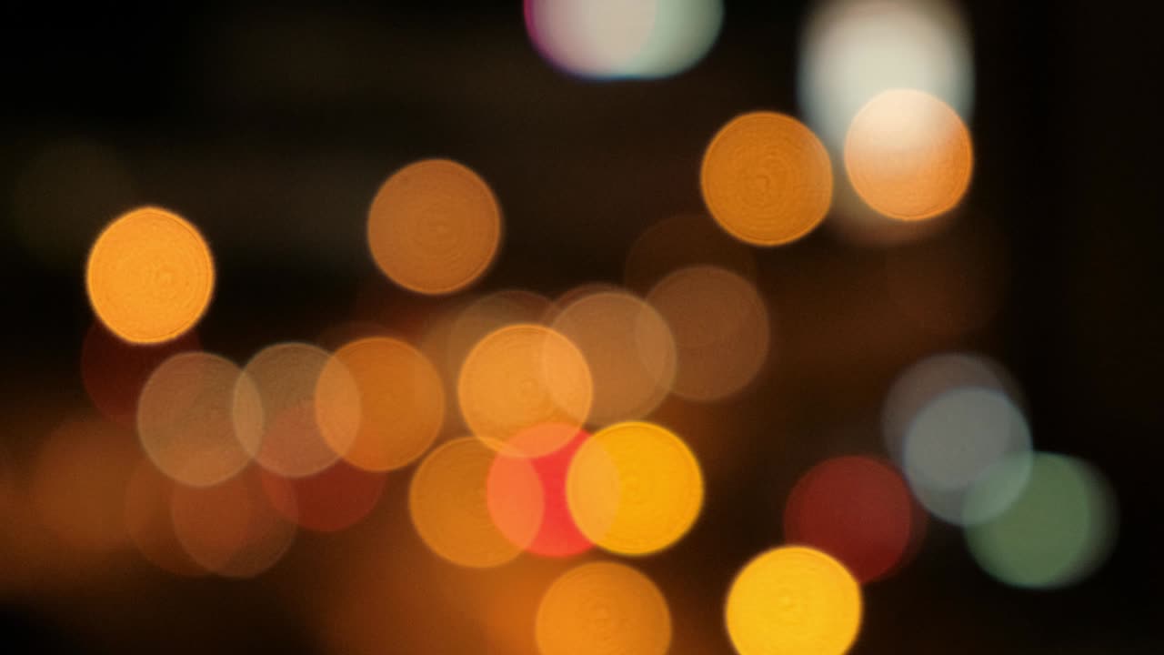 manchas de luz bokeh borrosas sobre un fondo negro.